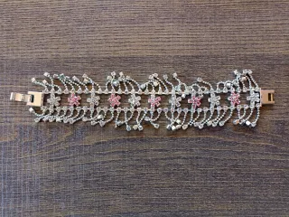 Pulsera plateada con flores rosas
