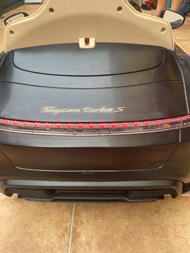 Coche eléctrico infantil negro