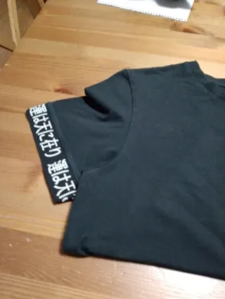 Camiseta negra con letras japonesas