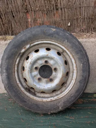 Rueda  Lada Niva con neumático ruso/sovietico