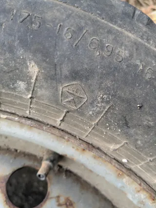 Rueda  Lada Niva con neumático ruso/sovietico