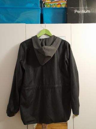 Cazadora polipiel negra con capucha