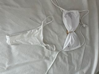 Bikini blanco con detalle dorado