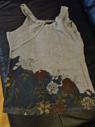 Camiseta gris con estampado. Adolfo dominguez