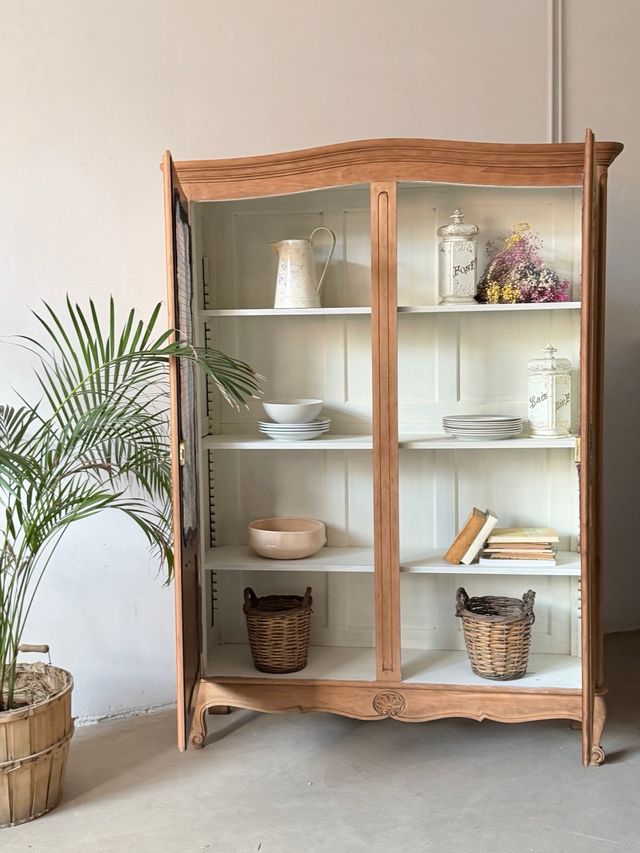 Elegante vitrina francesa original de estilo Luis