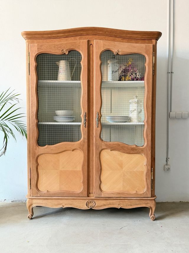 Elegante vitrina francesa original de estilo Luis