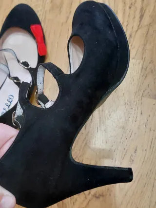 Zapatos tacón terciopelo negro con lazo rojo 