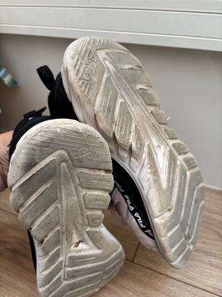 Zapatillas Fila Negras y Rosas