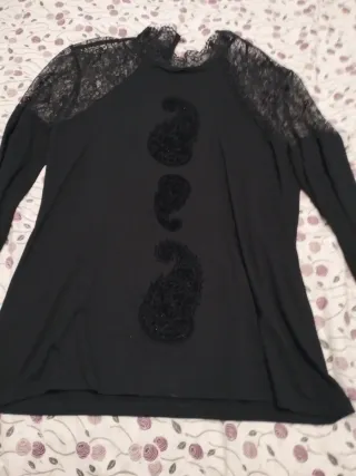 Camiseta negra encaje y pedrería