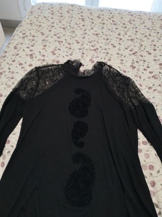 Camiseta negra encaje y pedrería