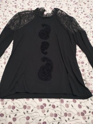 Camiseta negra encaje y pedrería