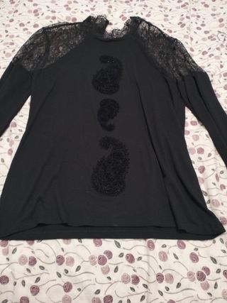Camiseta negra encaje y pedrería