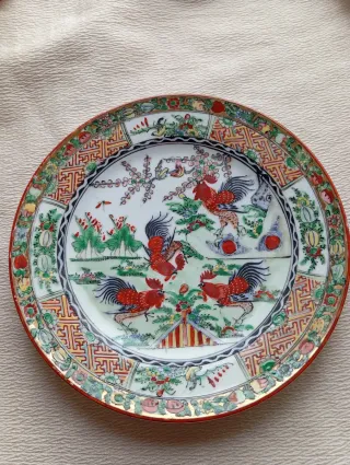 Plato de porcelana Macao decorado con gallos
