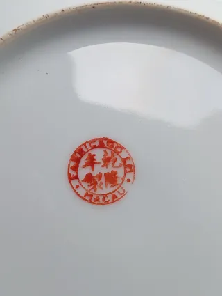 Plato de porcelana Macao decorado con gallos