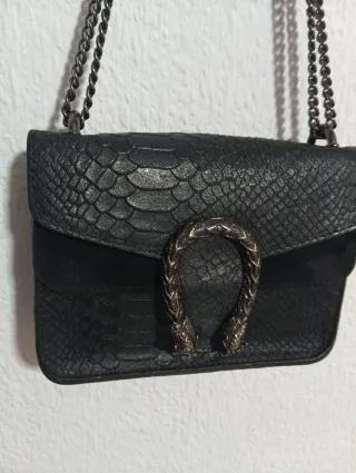 Bolso negro con detalle de herradura