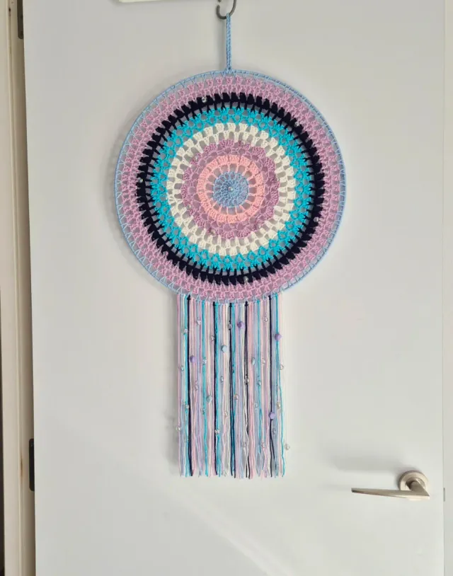 Atrapasueños tejido con cuentas