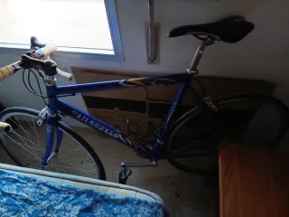 Bicicleta de carretera Pinarello Azul