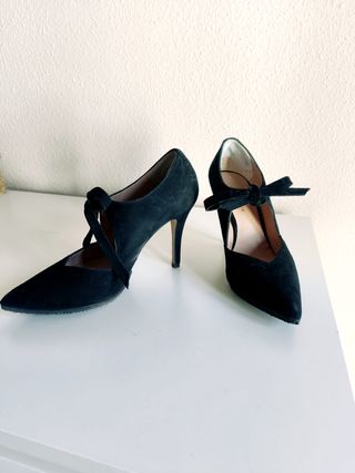 Zapatos tacón Gloria Ortiz ante lazo negro