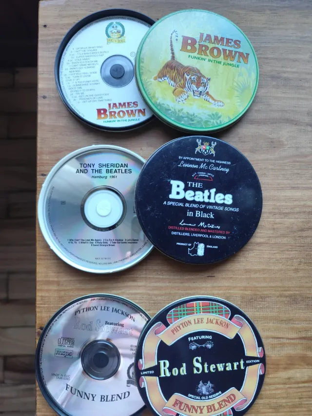 CDs de música: The Beatles, James Brown, Rod Stewa