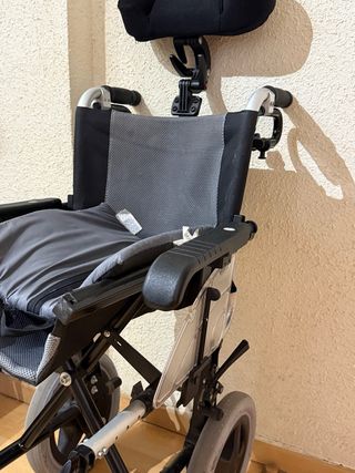 Silla de ruedas con reposacabezas y reposapiés.