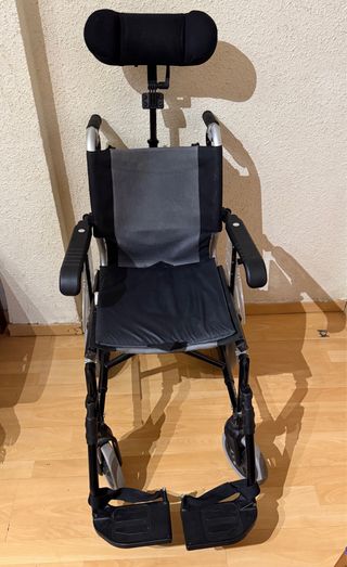 Silla de ruedas con reposacabezas y reposapiés.