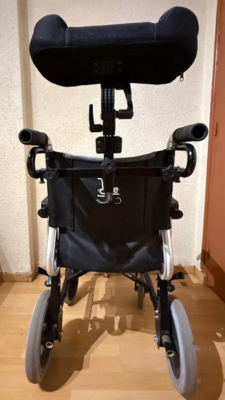 Silla de ruedas con reposacabezas y reposapiés.