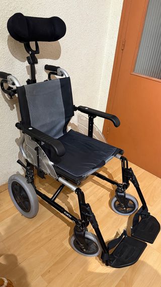 Silla de ruedas con reposacabezas y reposapiés.