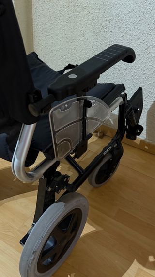 Silla de ruedas con reposacabezas y reposapiés.
