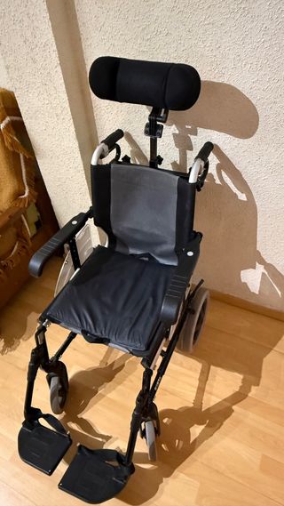 Silla de ruedas con reposacabezas y reposapiés.