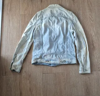 Cazadora vaquera Bershka desgastada Talla S
