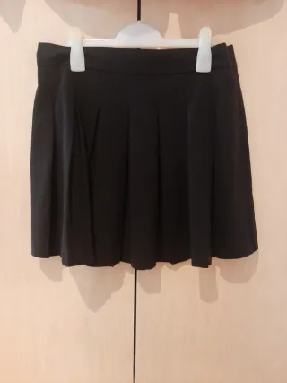 Falda negra de pliegues