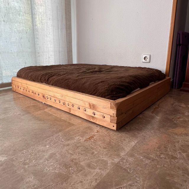 Cama para perros de madera con huellas