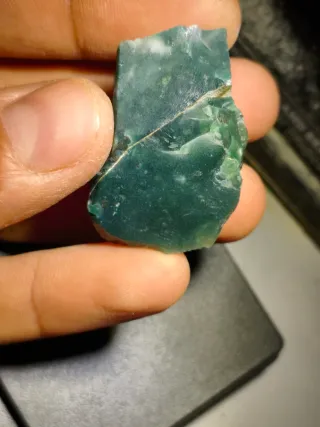 Obsidiana verde azulado natural.