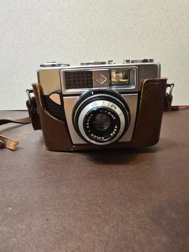 Cámara Agfa Color con funda marrón