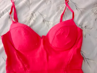 Vestido rosa fucsia con tirantes pegado.