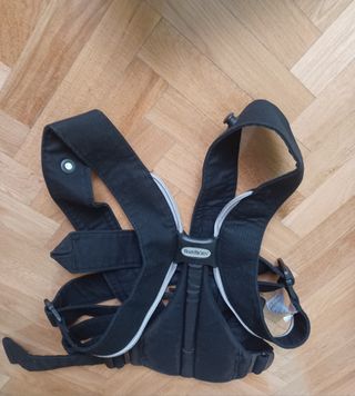 Mochila portabebés, funda y baberos BabyBjorn
