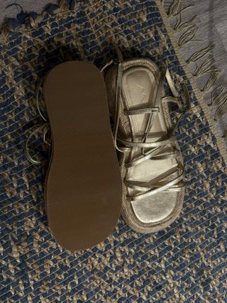 Sandalias doradas planas con cuerdas NUEVAS