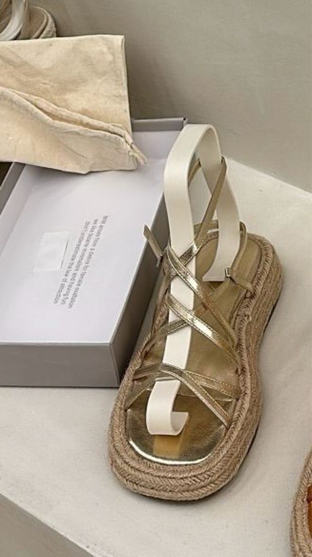 Sandalias doradas planas con cuerdas NUEVAS 