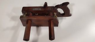 Cepillo de carpintero antiguo de madera