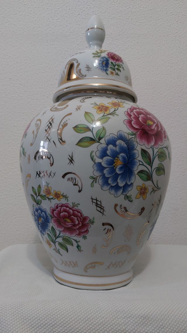 Jarrón de porcelana con motivos florales
