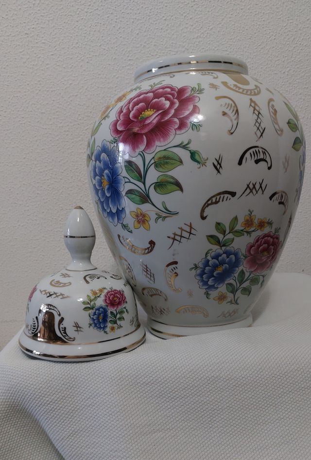 Jarrón de porcelana con motivos florales