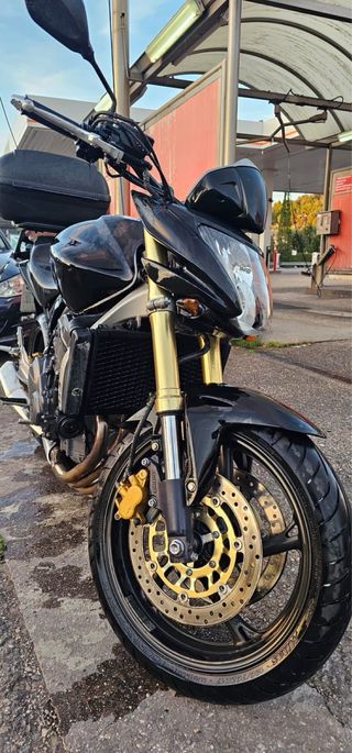 Moto Honda cb600 Negra con baúl