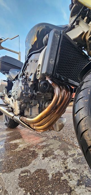 Moto Honda cb600 Negra con baúl