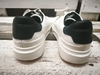 Zapatillas blancas y negras
