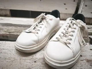 Zapatillas blancas y negras