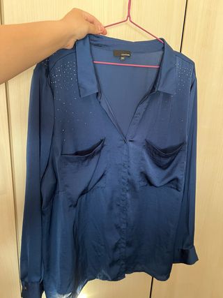 Camisa azul brillante con pedrería