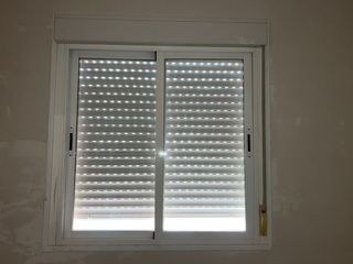 Ventanas con marcos y persianas