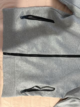 Sudadera Adidas gris con capucha y cremallera