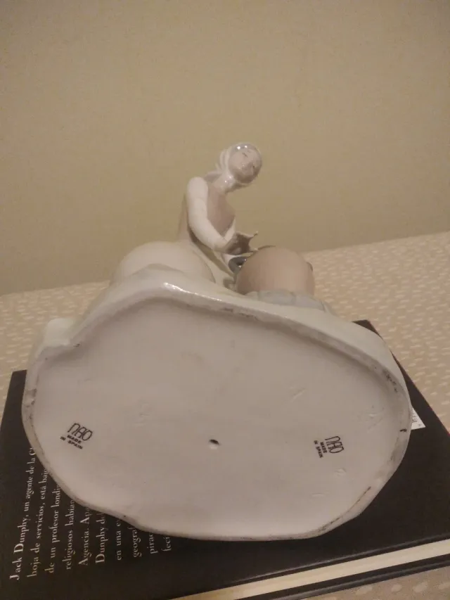 Figura porcelana mujer pozo