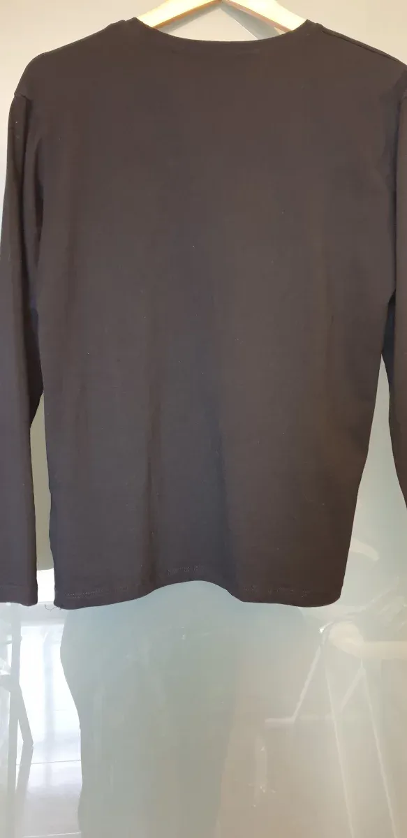 Camiseta negra manga larga